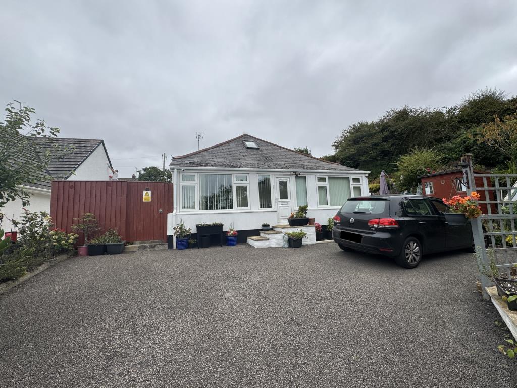 Lot: 127 - DETACHED BUNGALOW WITH ANNEXE AND FURTHER POTENTIAL - External front of the bungalow